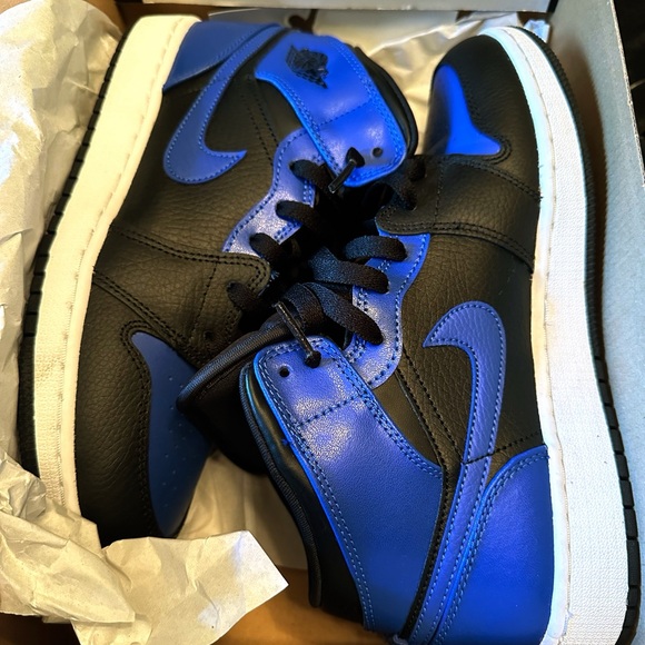 Air Jordan 1’s Mid Shoes (GS) Big Boys - Picture 3 of 11